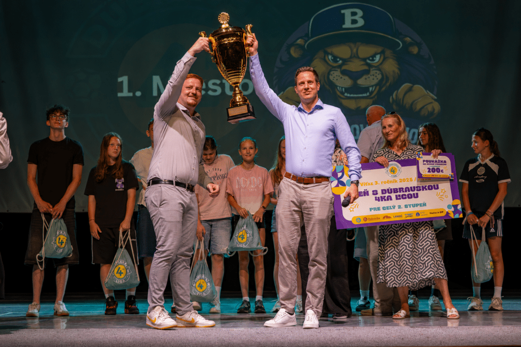 Zdvíhanie trofeje Dúbravská 4ka liga